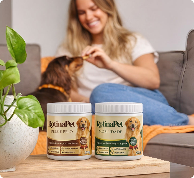 Pessoa cuidando de um cachorro com produtos RotinaPet